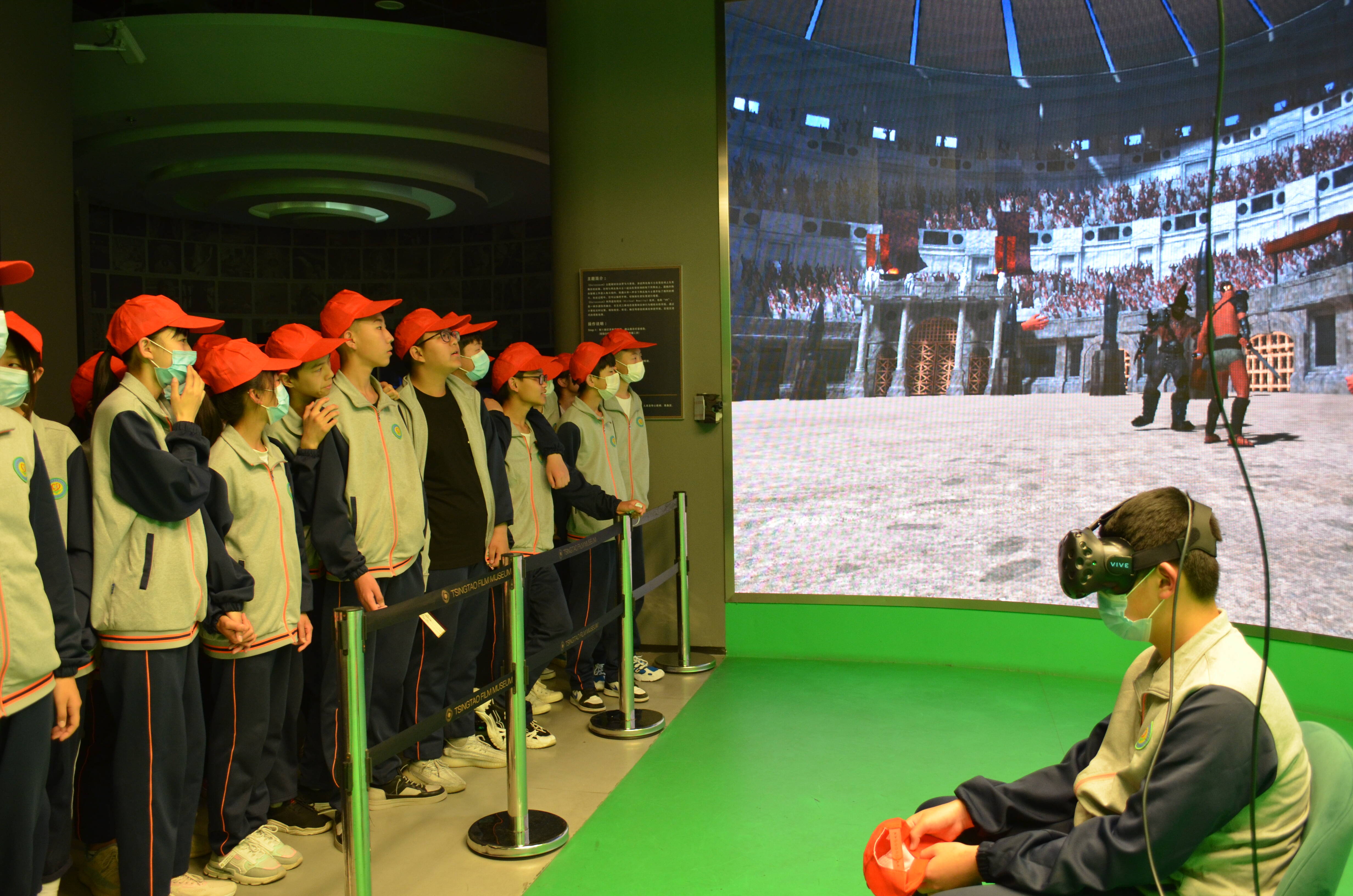 学生们在青岛电影博物馆体验VR。