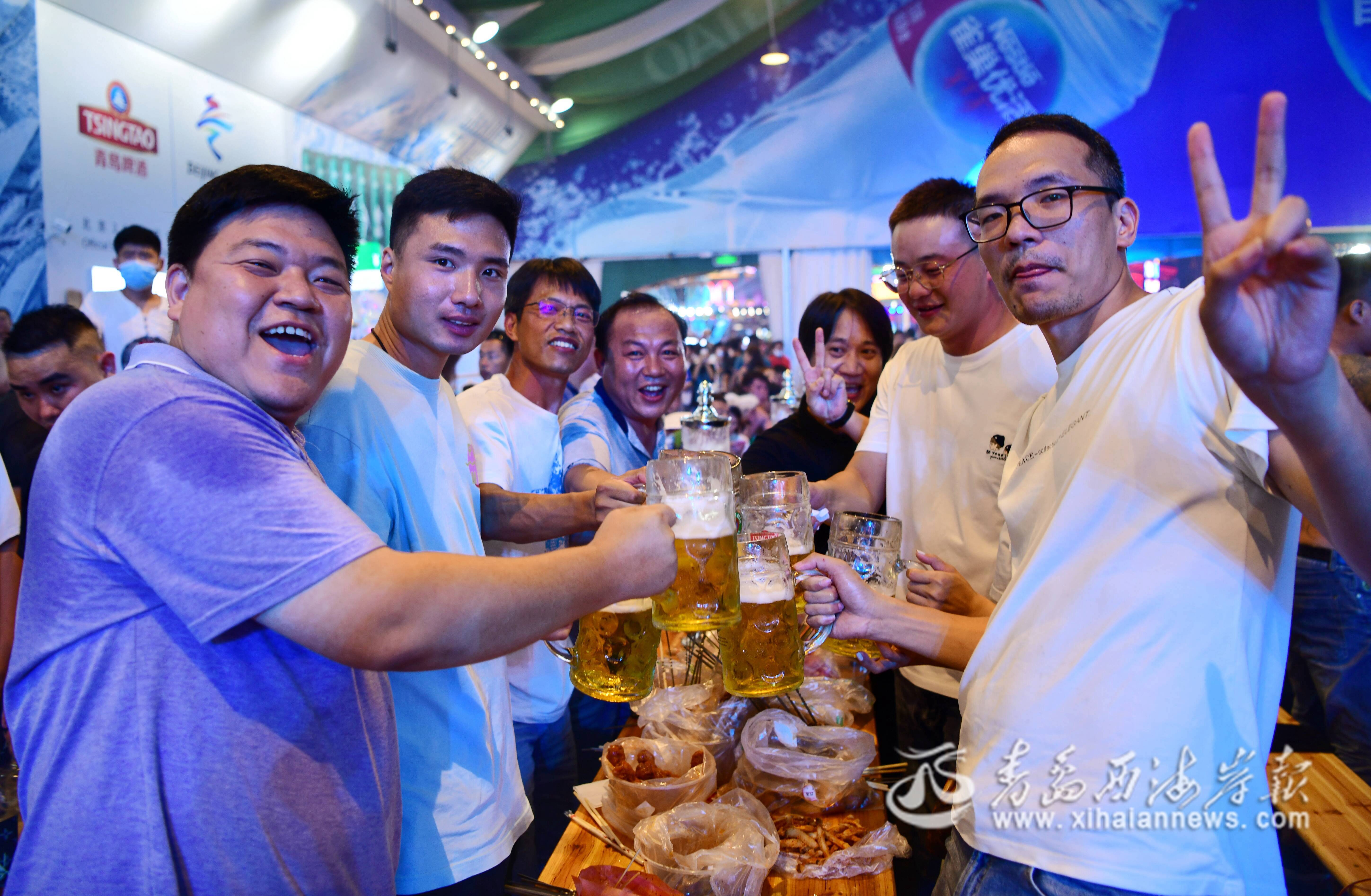 游客开怀畅饮。记者 王雪 摄