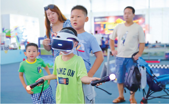 VR动感游戏深受小朋友喜爱。记者 王培珂 摄