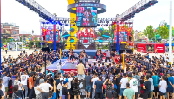 第二届青岛斗腕公开赛吸引大量游客围观。