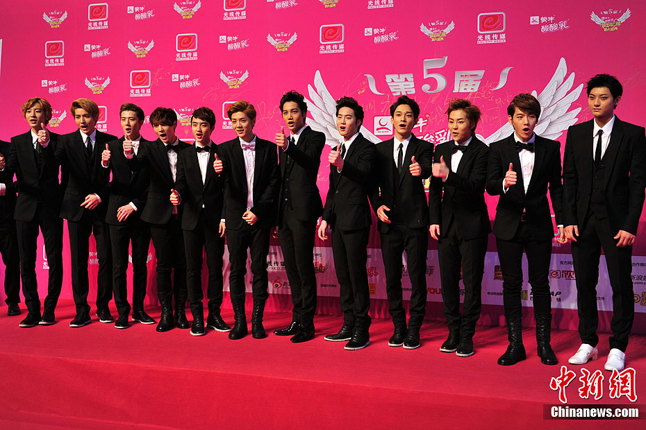 资料图：EXO-M与EXO-K 合体亮相。 金硕 摄

