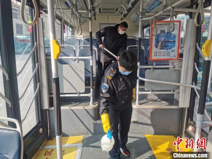 资料图：按照疫情防控工作要求，济南公交加强营运车辆消毒标准。济南公交供图