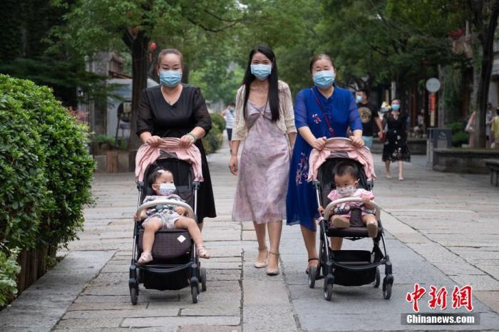 8月22日，江苏省南京市，戴着口罩的市民在门东老街上休闲。 中新社记者 泱波 摄
