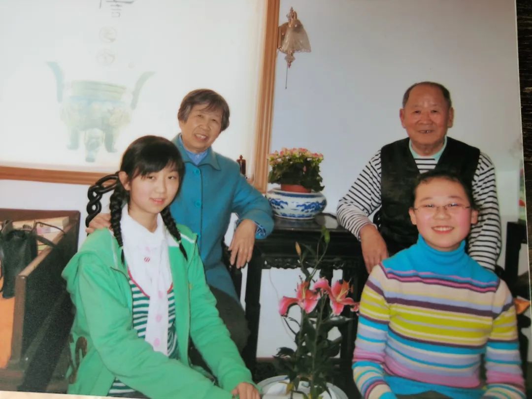 张冬梅的父母、女儿（前排左）