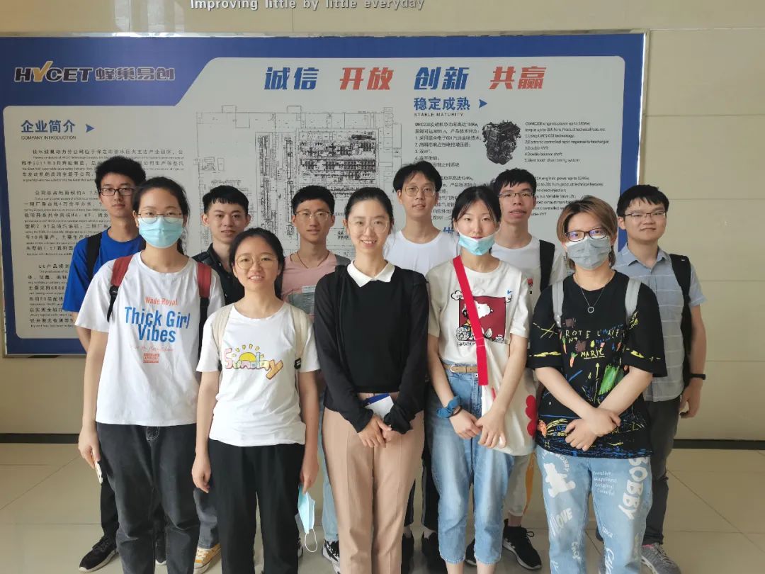 女儿张瀚文（前排中）带领北京科技大学的学生深入企业