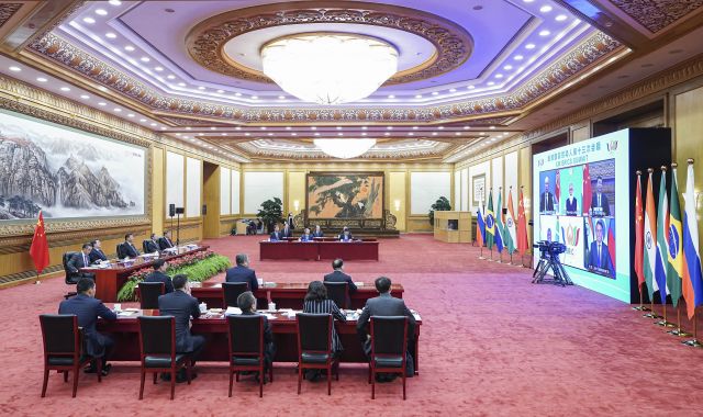 2021年9月9日晚，金砖国家领导人第十三次会晤以视频方式举行。国家主席习近平在北京出席会晤并发表重要讲话。新华社记者 殷博古 摄