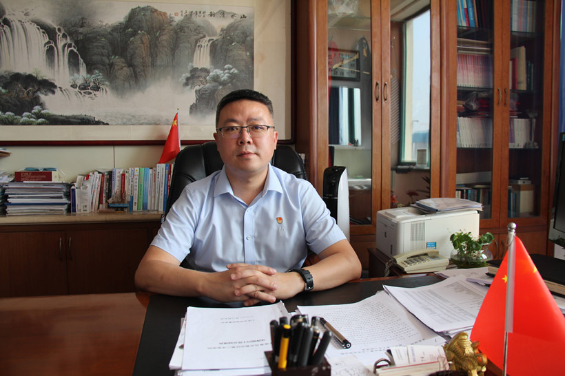 区第二中医医院党委书记、院长束凯伟。