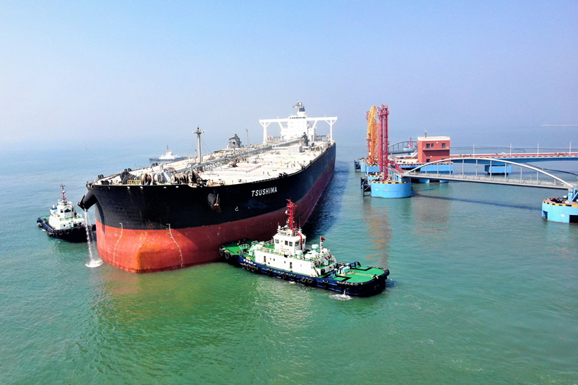 大型原油船舶靠泊山东港口青岛港董家口港区。