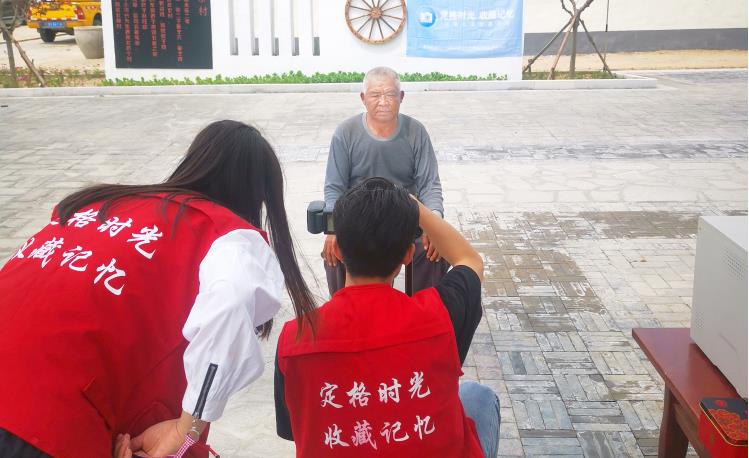 水务公司志愿服务团队在张家楼街道北寨村为老人拍照。