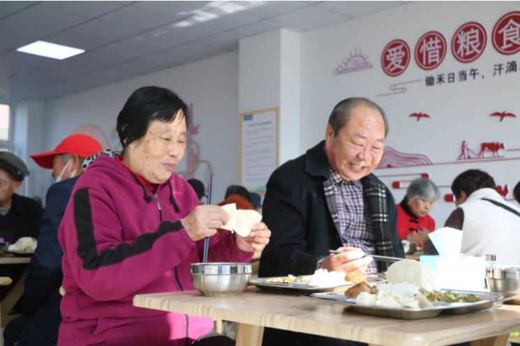 老人在郝家石桥居家社区养老服务中心就餐。记者 董梅雪 摄