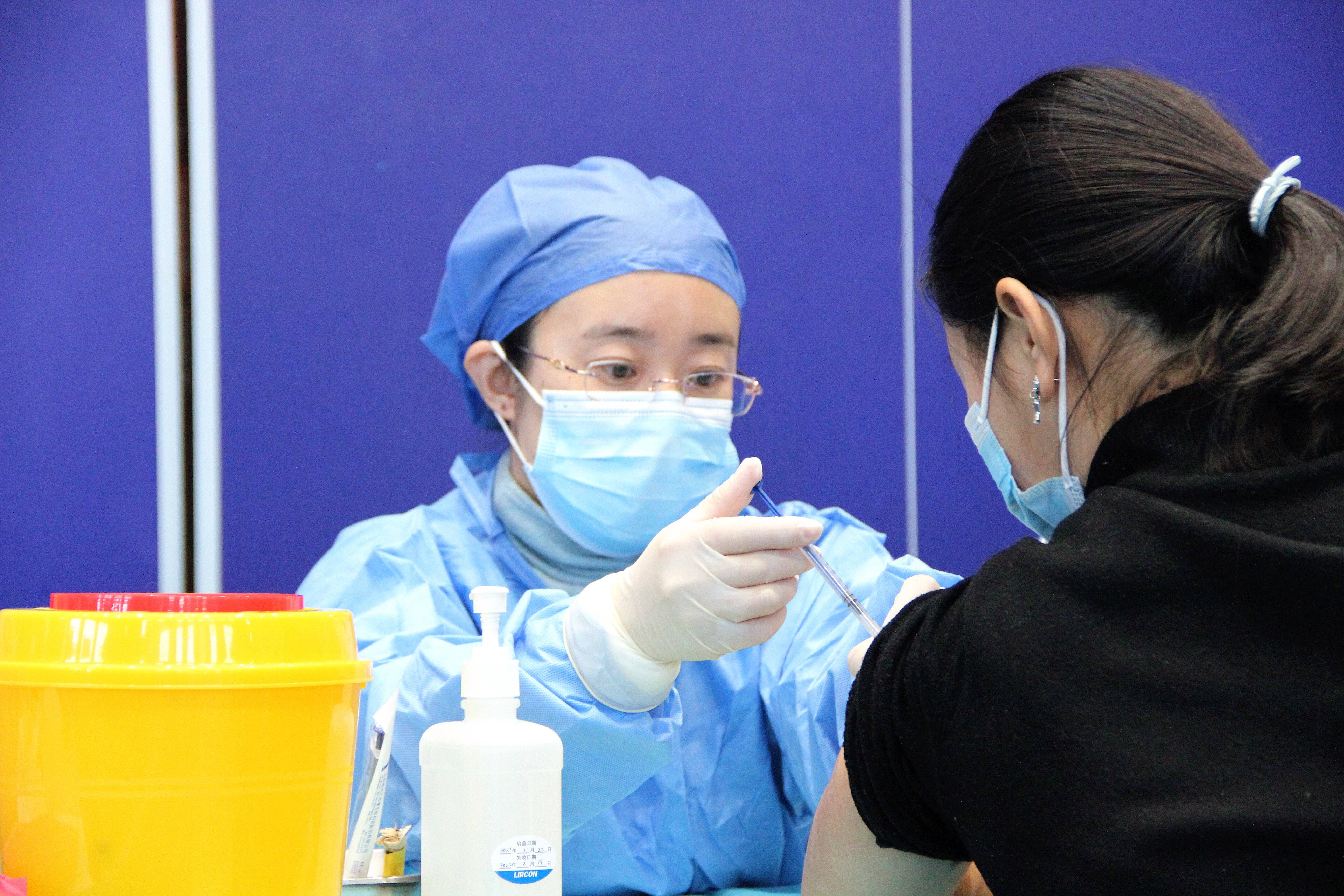 师生正在有序的进行新冠病毒加强针疫苗的接种。记者 陈蔚 报道