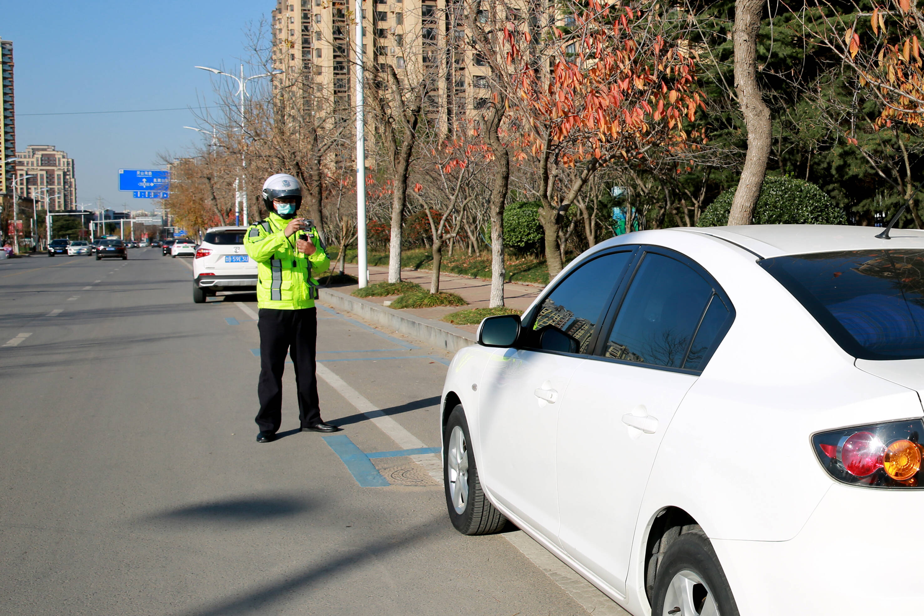 黄岛交警取证处罚违法停车。