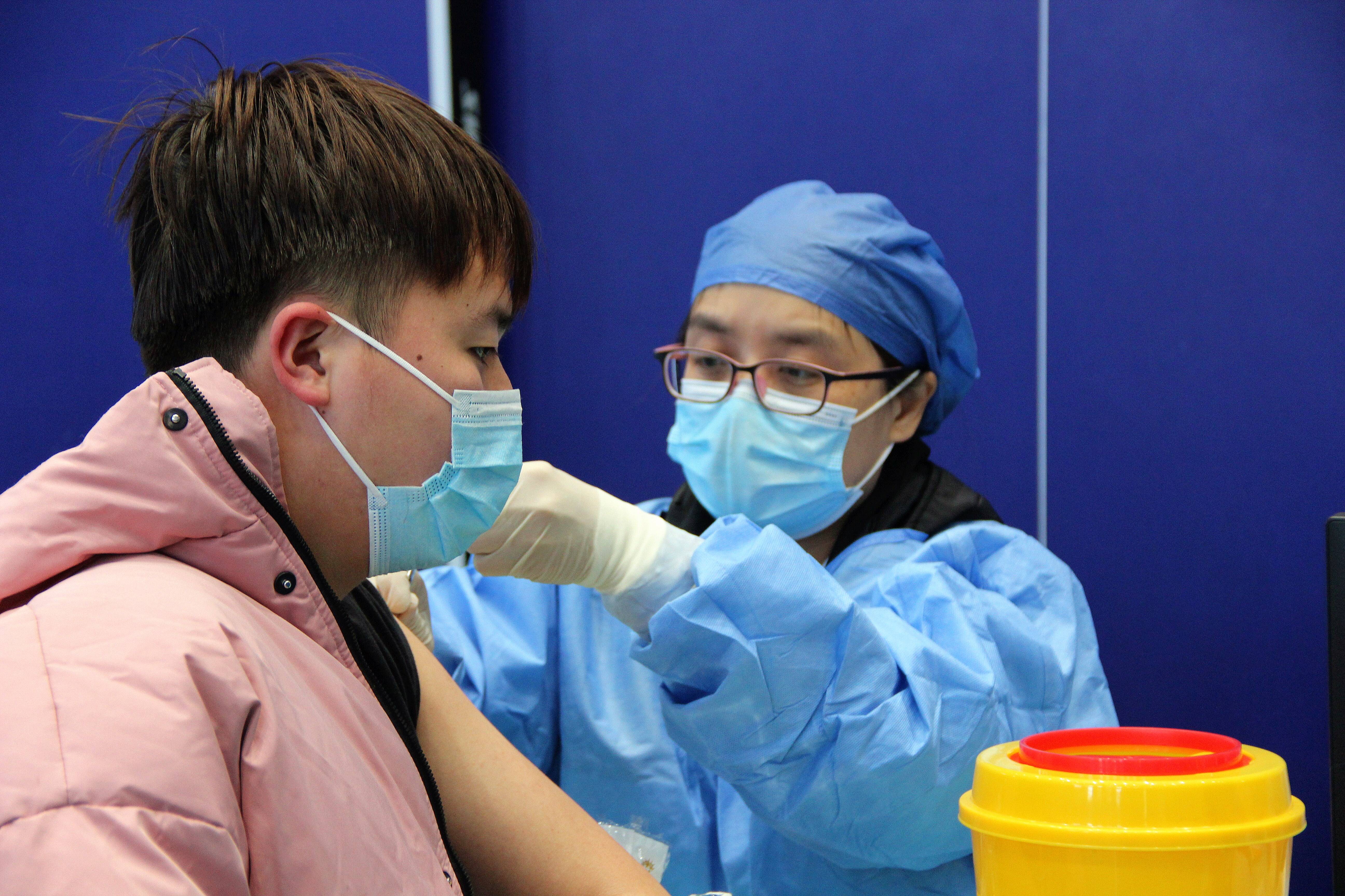 师生正在有序的进行新冠病毒加强针疫苗的接种。记者 陈蔚 报道