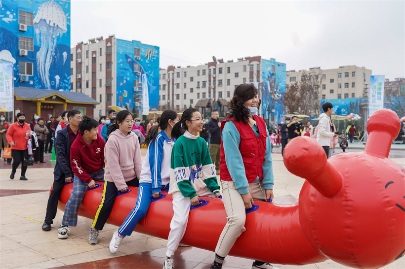 辖区居民踊跃参加隐珠街道首届社区运动会。