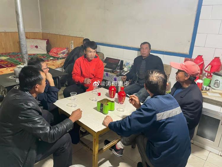 张小涛在常生村与朱可铭等人商量卖苹果（图中着红衣者为张小涛 戴红帽者为朱可铭）