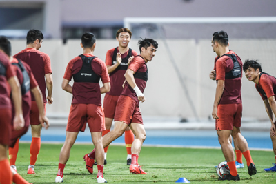 11月12日，中国队球员在训练中。新华社发