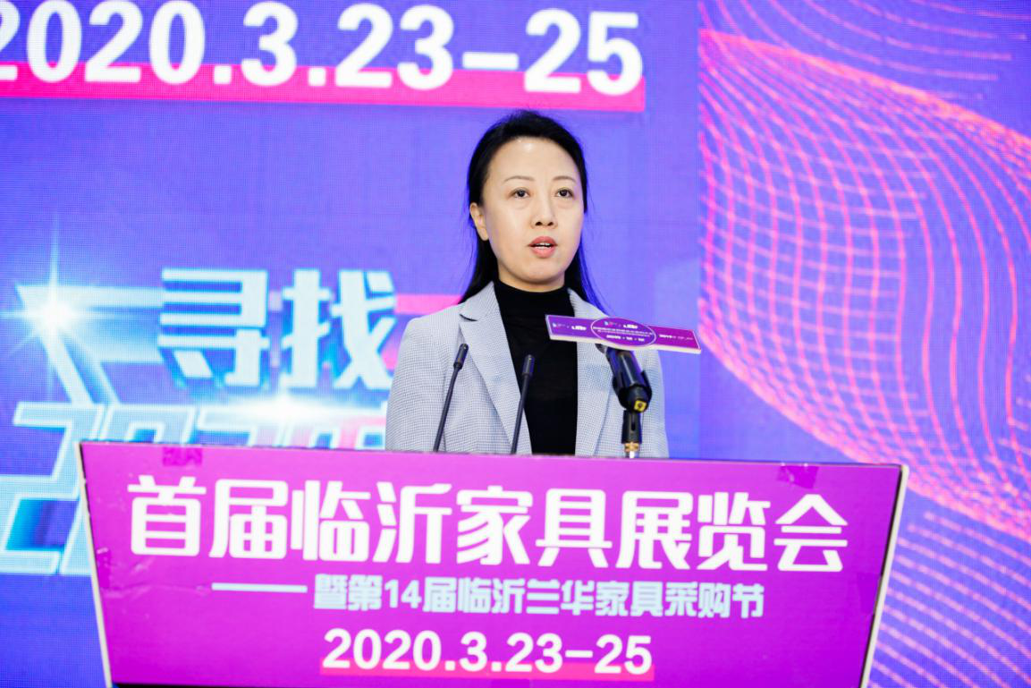 中国家具协会副理事长屠祺女士为大会致辞 中国家具协会副理事长屠祺女士为大会致辞