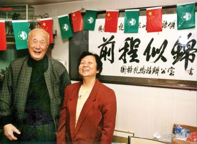 1999年，澳门就要回归祖国了，王化昌和老伴喜在脸上，乐在心里。