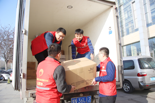 桓台志愿者将赠送曹县物资装车