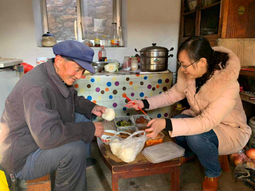 龙口市应急办机关工作人员走进芦头镇芝泉村与贫困户同吃“连心饭”。
