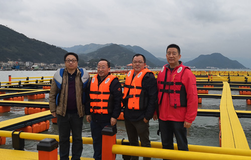 国家海水鱼产业技术体系首席科学家关长涛研究员（左二）指导塑胶网箱改造