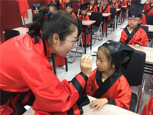 果里镇综合文化站在伊家村举办“奋进新时代  礼赞新中国”少儿诵读主题活动之升学礼。