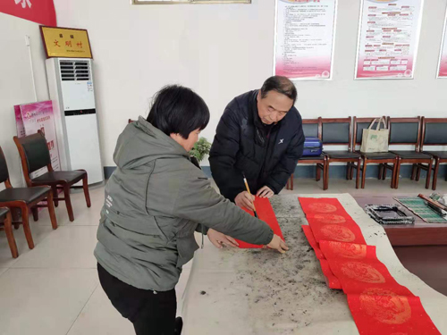 书法家们现场书写春联。 书法家们现场书写春联。