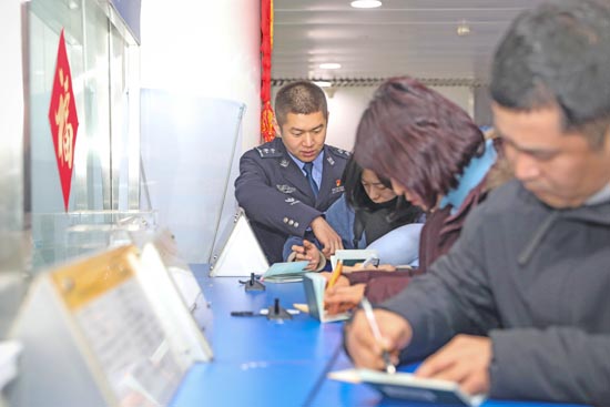 1月17日，青岛机场出入境边防检查站民警协助旅客填写出入境卡片。