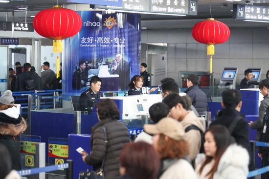 1月17日，青岛机场出入境边防检查站民警为旅客办理通关手续。