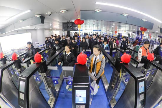 1月17日，旅客在青岛机场出入境边防检查站入境大厅自助通关。