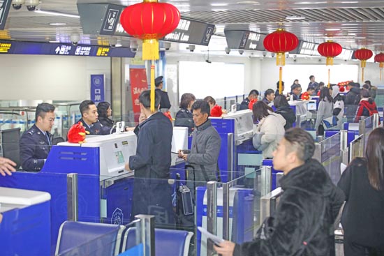 1月17日，青岛机场出入境边防检查站开满全部查验通道为旅客快速办理通关手续。