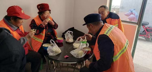 户外劳动者在驿站中吃饭。