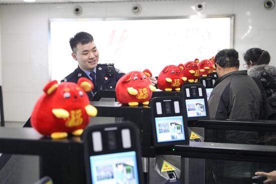 1月17日，旅客在青岛机场出入境边防检查站入境大厅自助通关。