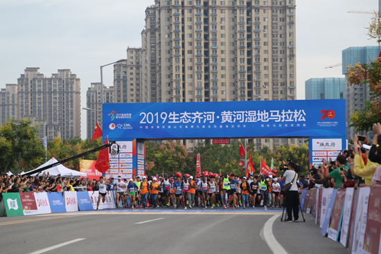 齐河县举办的“生态齐河，黄河湿地”马拉松比赛。