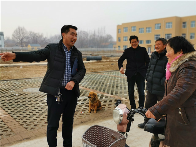 1月22日，冯再国在黄河社区与乡亲们聊天