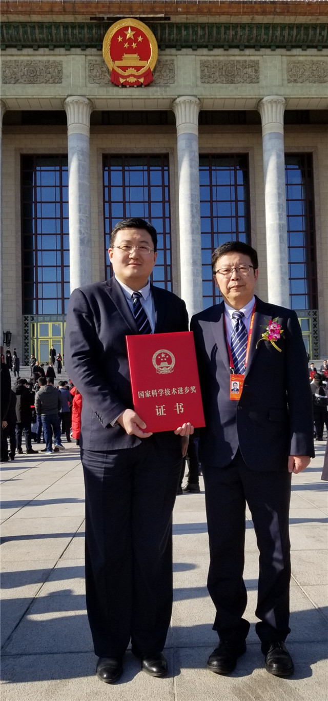 陈永健和董蒨在北京领取国家科技进步二等奖