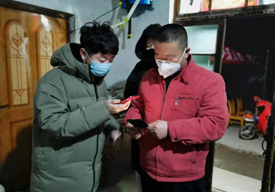 1月29日，滨城区秦皇台乡单西村大学生王程祥拿出自己勤工俭学的100元钱捐给村里。