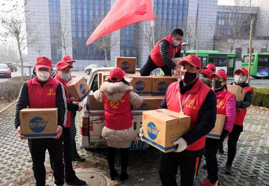 1月29日，滨城区民政局联合白鹭公益组织为滨北街道捐赠了价值1.1万元的2000瓶专用消毒液。