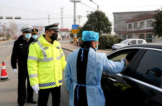 2月2日，棗莊市中交警大隊(duì)民警與衛(wèi)生、防疫等相關(guān)部門人員聯(lián)合在山東S241省道峨山口疫情監(jiān)測(cè)點(diǎn)對(duì)外來(lái)車輛和人員進(jìn)行嚴(yán)格登記、體溫檢測(cè)。