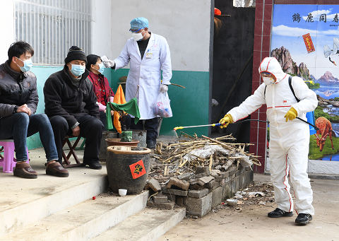 2月2日，在徐庄镇苇湖村，卫生院公卫办工作人员为在家隔离观察的武汉返乡人员测量体温，进行环境卫生消杀。 