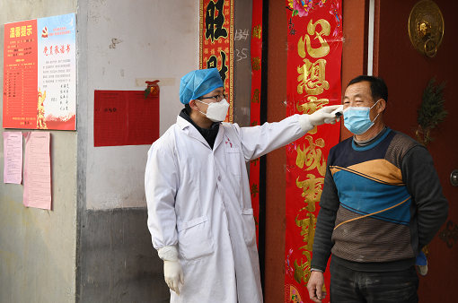 2月1日，在店子镇卫生院尚河村，公卫办工作人员为在家隔离观察的武汉返乡人员测量体温。