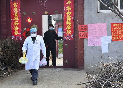 2月2日，在徐庄镇苇湖村，卫生院公卫办工作人员将在家隔离观察的武汉返乡人员用过的口罩集中收集带走，进行专门消毒处理。
