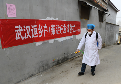 2月1日，在店子镇尚河村，卫生院公卫办工作人员为在家隔离观察的武汉返乡人员住处进行环境卫生消杀。
