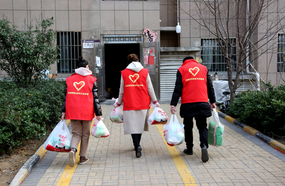 2月4日，在枣庄市市中区光明路街道陈庄社区，青年志愿者在为被居家隔离观察的居民派送购买的生活物品。