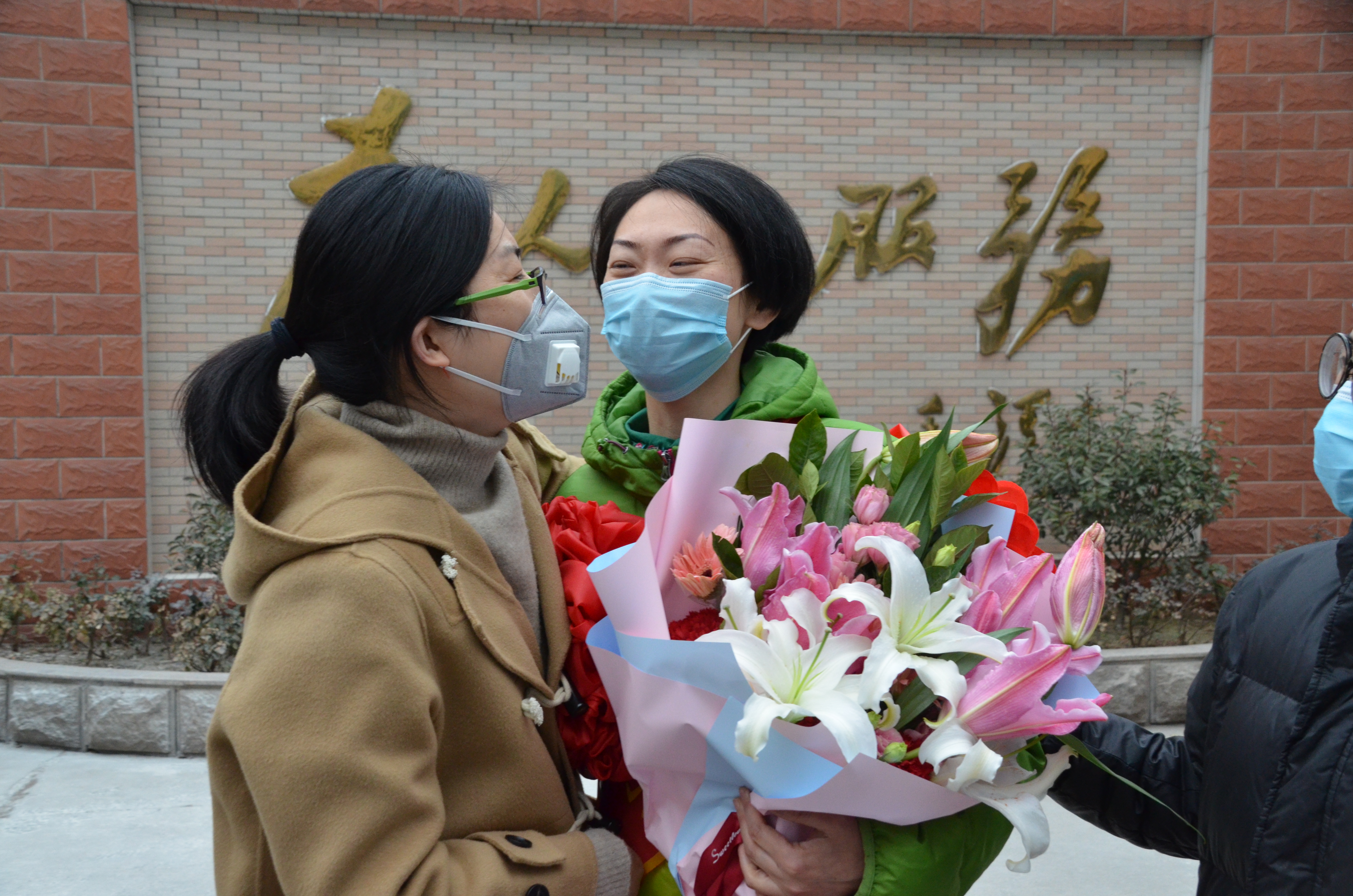 2月5日下午，淄博市第四批、张店区第一批支援湖北医疗队出征，出征前大家为姜童送行。