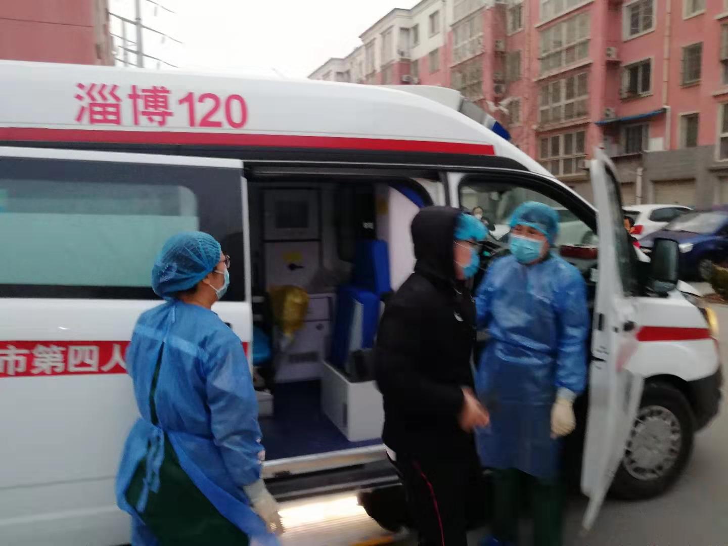 来到小区门口，郝先生走下救护车