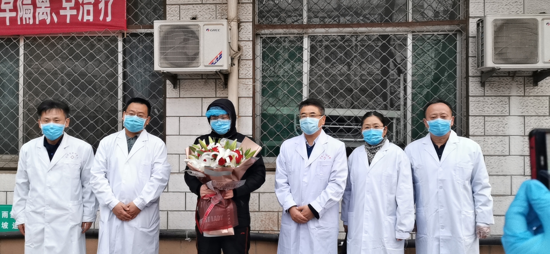 在新闻通气会上，首例确诊患者郝先生康复后与新闻媒体见面