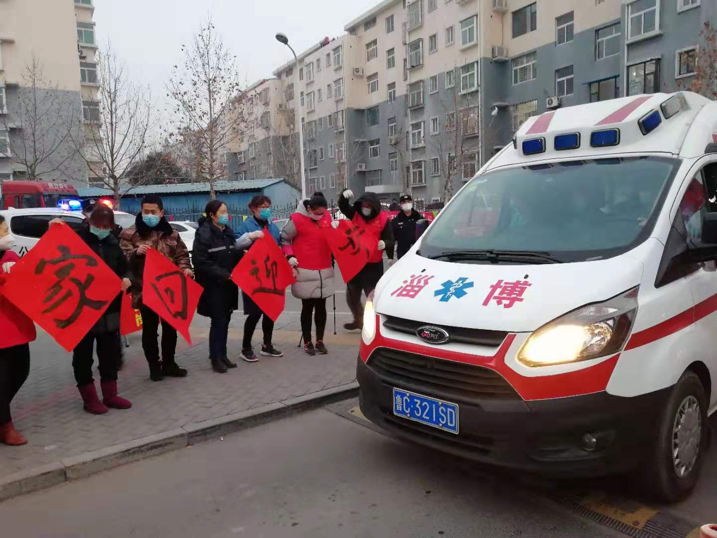 救护车来到郝先生所住的小区门口