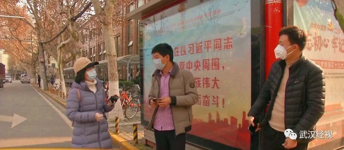 正在接受武汉电视台采访的倪佰平（中）张督静（右）（照片由倪佰平提供）