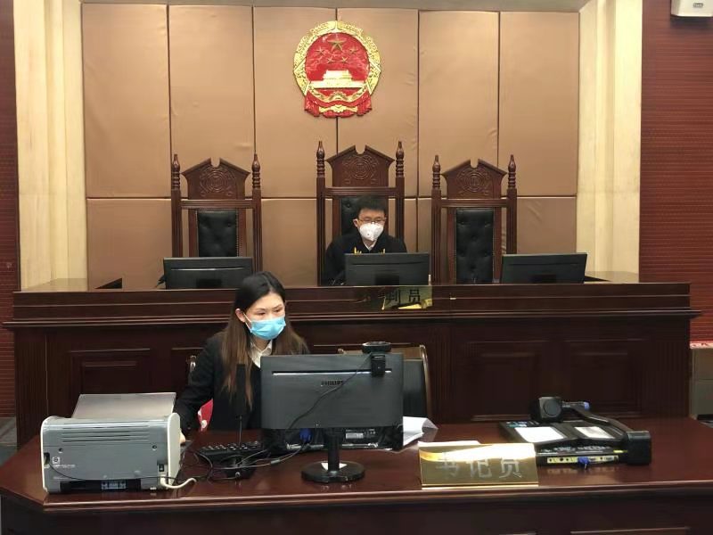 2月10日上午，杨龙龙法官（右）正在审理案件。